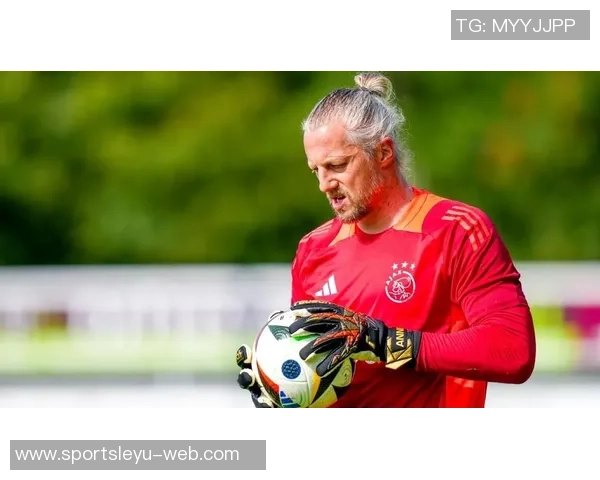 阿贾克斯主帅海廷加因欧冠全败及荷甲低迷表现被解职